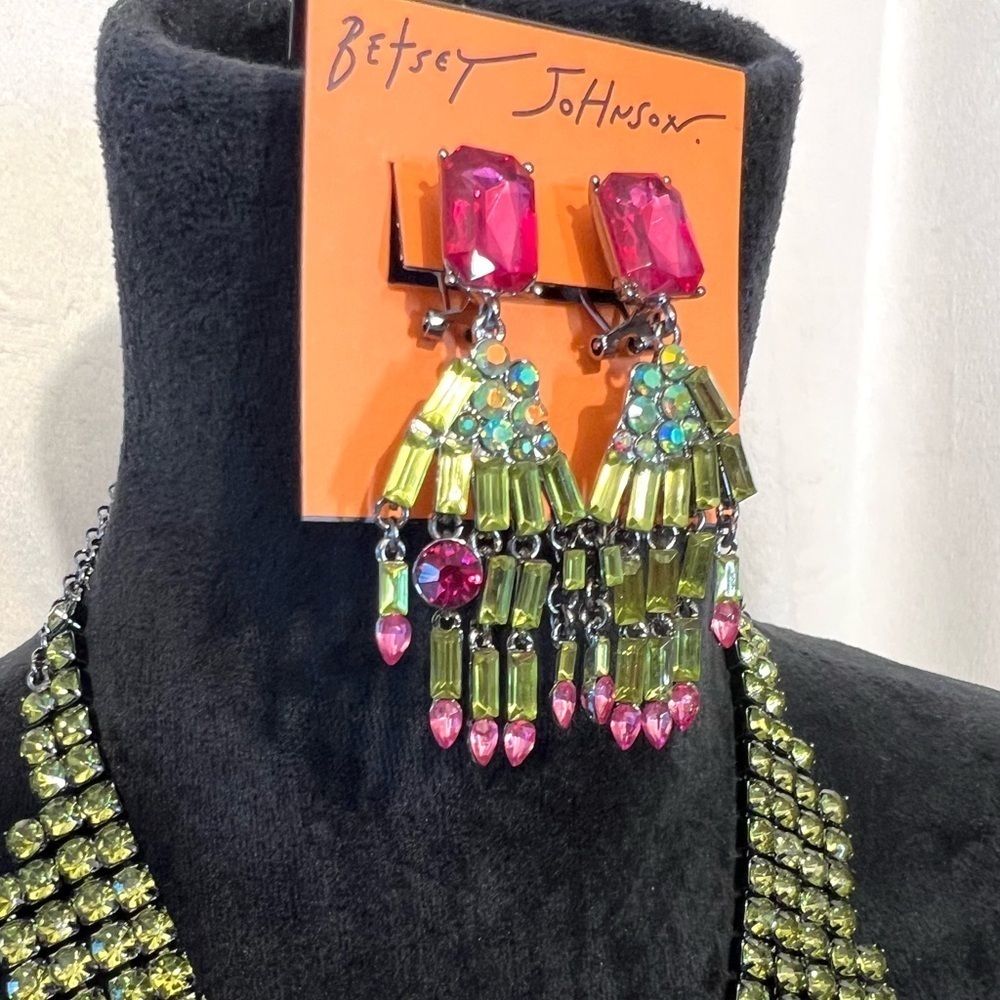 🧙💚BETSEY JOHNSON STUNNING "RICH
WITCH BIB NECKLACE & EARRING SET "-🧙💚
NWT| - Picture 8 of 14